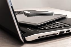 Ein Laptop von der Seite.